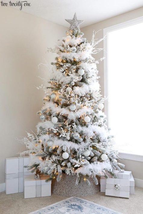 Glam Christmas Tree -- feathers and disco balls! #christmastree #glam #feathers Christmas Tree Feathers, Snowy Branches, Glam Christmas Tree, Sparkle Christmas, Christmas Tree Decorated, Diy Jul, Silver Christmas Decorations, Glam Christmas, Silver Christmas Tree