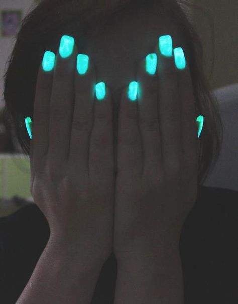 glow in the dark nails! Insane Nails, Sydney Martin, Dark Nail Polish, Unghie Sfumate, Glow Nails, Dark Nails, I Love Nails, Neon Nails, Clear Nails