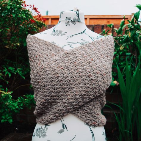 Outlander Knitting Patterns Free, Triangle Shawl Crochet, Outlander Shawl, Wrap Crochet Pattern, Outlander Knitting Patterns, Cottage Crochet, Sunflower Cottage, Crochet Triangle Shawl Pattern, Outlander Knitting