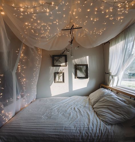 Create your own dreamy string light bed canopy in three steps! Written by the original photographer/creator of the famous starry canopy as seen on Tumblr. Bedroom Balcony, Trendy Bedroom, Canopy Bed, Trendy Home, Beautiful Bedrooms, Bedroom Lighting, Cozy Bedroom, Apartment Therapy