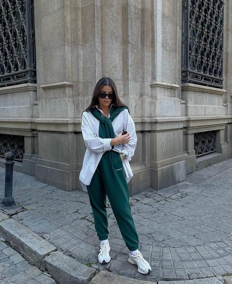 Sandra Rodrigues Pinto on Instagram: “who can imagine a life without sweatpants?” Work Outfits Women Winter, Comfy Work Outfit, Work Outfits Women Professional, Chic Work Outfits Women, Work Outfits Women Office, Casual Work Outfits Women, Fashion Reference, Work Outfits Women Summer, Mode Instagram