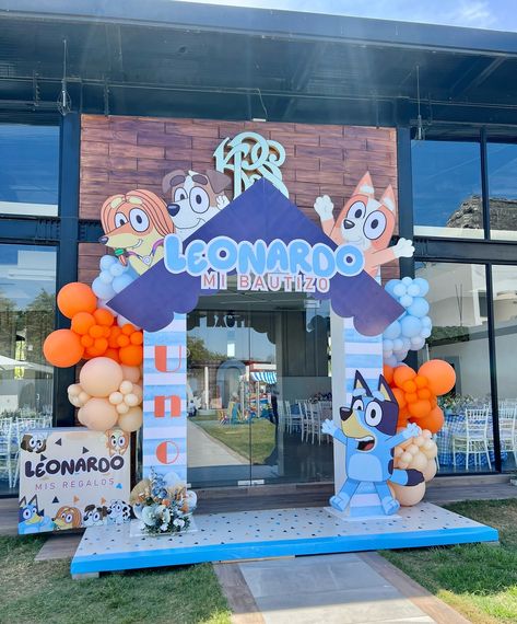 Cioccolato | Postres y Eventos | Leonardo Bluey🐾 • • • @cioccolatopostress #bluey #blueyparty #balloons #balloondecor #babyboy #mibautizo | Instagram Bluey Themed 1st Birthday Party, Trunk Or Treat Bluey, Bluey Decorations Party Birthday Ideas, 2nd Birthday Bluey, Bluey Trunk Or Treat Theme, Twoey Bluey Birthday, Bluey Trunk Or Treat, Bluey Birthday Party Ideas For Boy, Bluey Diy Party