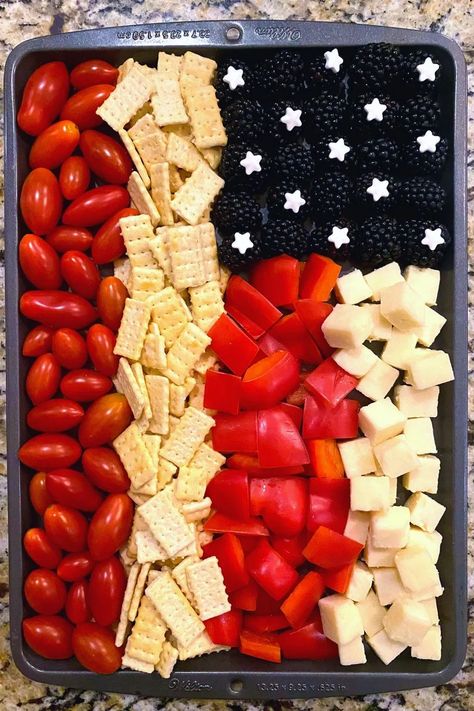 Patriotic Veggie Tray 4th Of July, Patriotic Finger Foods, 4th Of July Food And Drinks, Red White And Blue Foods 4th Of July, Flag Food Ideas, Red White And Blue Fruit Tray, Patriotic Veggie Tray, Red White Blue Side Dish, Fourth Of July Veggie Tray