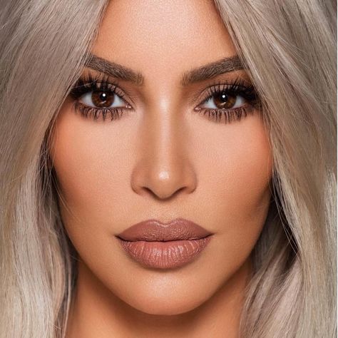 Kim Kardashian Is Launching a KKW Beauty Nude Lipstick and Lip Liner Collection  #nudelips #nudemakeup #nomakeupmakeup Kim K Makeup, Look Kylie Jenner, Makeup Celebrity, Kardashian Makeup, Kim Kardashian Makeup, Kim Kardashian Hair, Kardashian Hair, Pretty Makeup Looks, Kkw Beauty