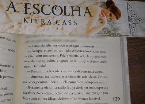 -Parecia uma boa ideia.(America Singer) -America sua cabeça está cheia de más ideias. Ótimas intenções, péssimas ideias.(Marlee Tames) Marlee Tames, Kiera Cass, The Selection, Book Cover, Books