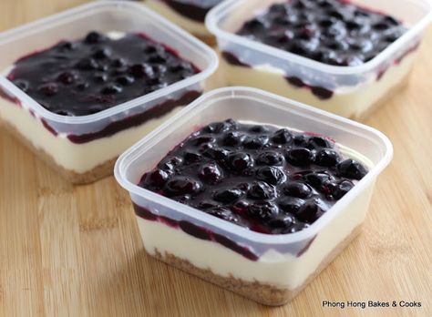 https://phonghongbakes.blogspot.com/2018/12/mini-blueberry-cheesecake-in-tubs.html Cheesecake Blueberry, No Bake Blueberry Cheesecake, Mini Cheesecake Recipes, Blueberry Topping, Cheesecake Cups, Nutella Cheesecake, Berry Cheesecake, Dessert Packaging, Dessert Boxes