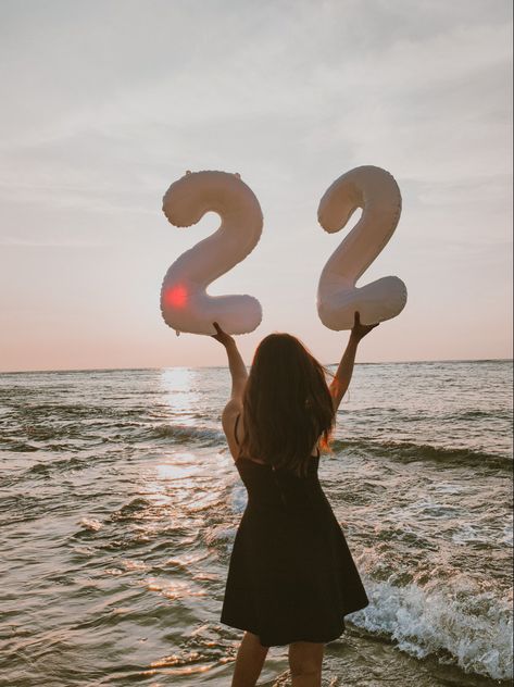 Posing With Number Balloons, 25th Birthday Poses, Birthday Shoot At The Beach, 22nd Birthday Picture Ideas, Balloon Photoshoot Ideas Outdoor, Birthday Picture Ideas Instagram Outdoor, 22 Balloons Number Aesthetic, 22 Birthday Photoshoot Picture Ideas, Birthday Shoot Beach