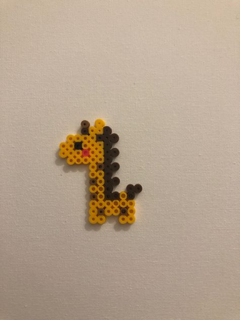 Perler beads. Giraffe Perler Bead Patterns, Hammer Beads Ideas Cute, Easy Perler Bead Patterns Minis, Hammer Beads, Bead Things, Melt Beads, Melt Beads Patterns, Hamma Beads Ideas, Easy Perler Bead Patterns