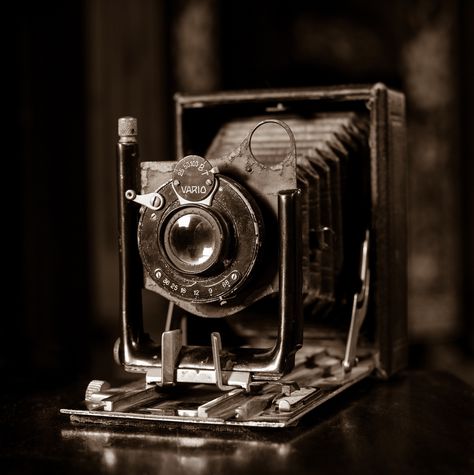 Vintage Photographer Aesthetic, Antique Camera Aesthetic, 1800s Camera, 1800s Technology, Katherine Plumber Aesthetic, Dark Academia Camera, 1930s Camera, 1940s Camera, 1920s Camera