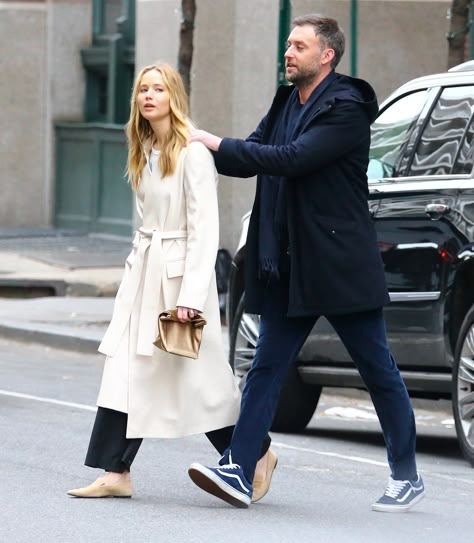 Newlyweds Jennifer Lawrence and Cooke Maroney Do Stealthy-Chic Style | Vogue Jeniffer Lawrance, Jennifer Lawrence Street Style, Cooke Maroney, Jennifer Lawrence Style, Celeb Street Style, Celebrity Style Icons, Flamboyant Natural, Couple Style, Estilo Chic