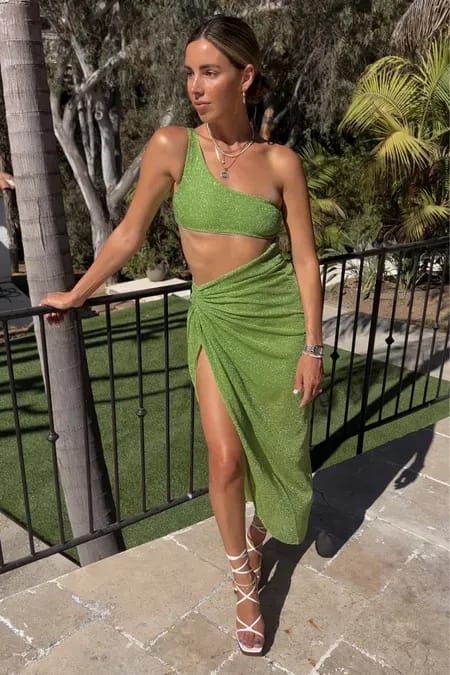 Green Matching Set, Lime Green Outfits, Green Dress Outfit, Sivan Ayla, Green Summer Dresses, Bodycon Outfits, Fiesta Outfit, Crop Top Dress, Skirt And Sneakers