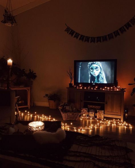 Fall Movie Date Night, Halloween Family Aesthetic, Halloween Dates Aesthetic, Couples Date Night Aesthetic At Home, Halloween Night At Home, Cozy Halloween Party, Halloween Party Aesthetic Decor, Haloween Date, Summerween Sleepover