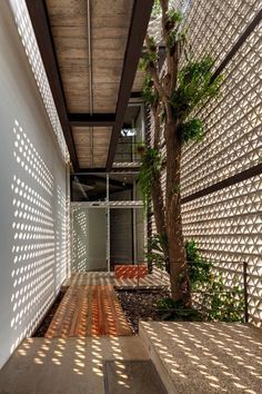 A wall of perforated concrete blocks was built around the perimeter of the La Tallera de Siqueiros complex, forming an enclosure around the buildings that groups them together but also allows light to filter through. Reka Bentuk Dalaman, Breeze Block Wall, Detail Arsitektur, Breeze Blocks, Tropical Architecture, Enclosed Patio, Desain Lanskap, Have Inspiration, Patio Interior