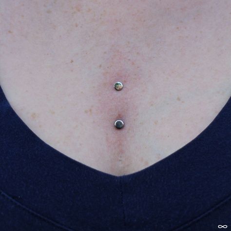 Chest Surface Piercing, Surface Piercing Chest, Surface Piercing Face, Chest Piercings For Women, Unique Piercings Body, Chest Piercing, Piercings Bonitos, Back Piercing, Surface Piercing