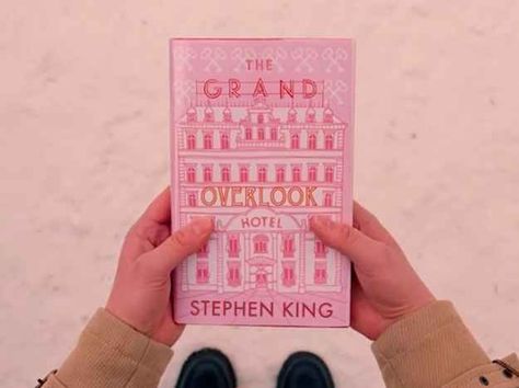 The film trailer, a mashup of Anderson’s The Grand Budapest Hotel and Kubrick’s The Shining (based on the book by Stephen King) was created by YouTuber Steven Ramsdem, after he noticed both directors frame their shots in a similar way. Stanley Kubrick The Shining, Wes Anderson Aesthetic, Wes Anderson Style, The Grand Budapest Hotel, Wes Anderson Movies, Wes Anderson Films, Hotel Meeting, Overlook Hotel, Stefan Zweig