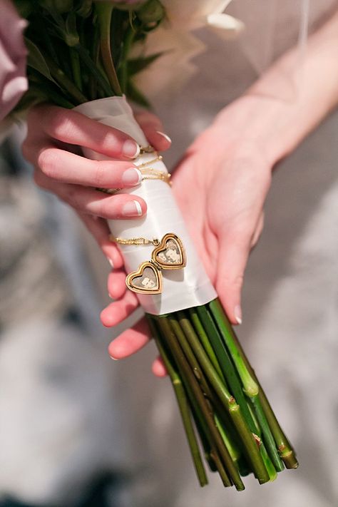 Locket On Bouquet, Picture On Bouquet, Locket On Bridal Bouquet, Bride Simple Bouquet, Wedding Bouquet Picture Locket, Wedding Flowers Photography, Locket Bouquet, Wedding Bouquet Locket, Bouquet Locket