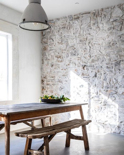 Leanne Ford on Instagram: “Let’s talk about this so called “#GroutWash” that I fully made up on the fly. My new favorite #designtrick. We loved @eldoradostone but we…” Interior Stone Wall Ideas, Stone Wall Ideas, Interior Stone Wall, Hgtv Kitchens, Stone Walls Interior, Ford Interior, Old Bathrooms, House Beautiful Magazine, Rustic Wooden Table