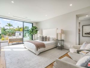 Bedroom With Balcony, Bright Room, Hollywood Homes, Bedroom Balcony, Master Room, Urban Loft, Home Decor Modern, Chrissy Teigen, Balcony Design