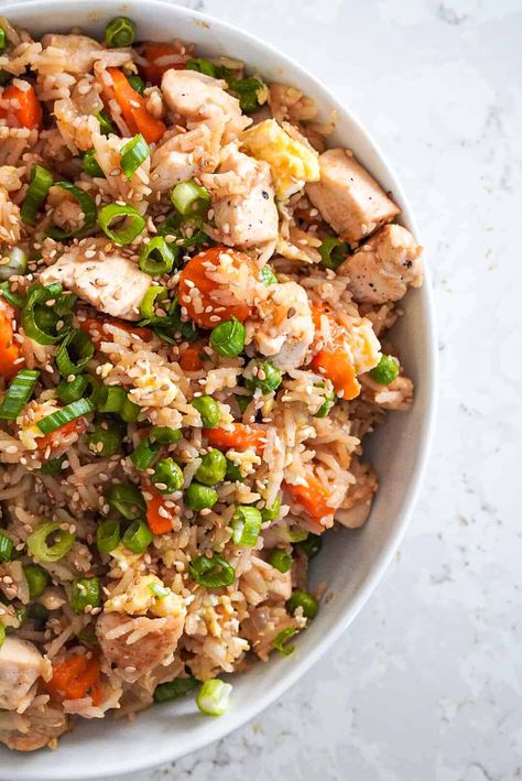 This Chicken fried rice Recipe is packed with chicken, veggies and basmati rice. This Macro Friendly dish is full of flavors and great for meal prep. Easy High Protein Dinner, High Protein Dinner Recipes, Oh Snap Macros, High Protein Recipes Dinner, Protein Dinner Recipes, Healthy Diners, Chicken Fried Rice Recipe, High Protein Dinner, Healthy Protein Meals