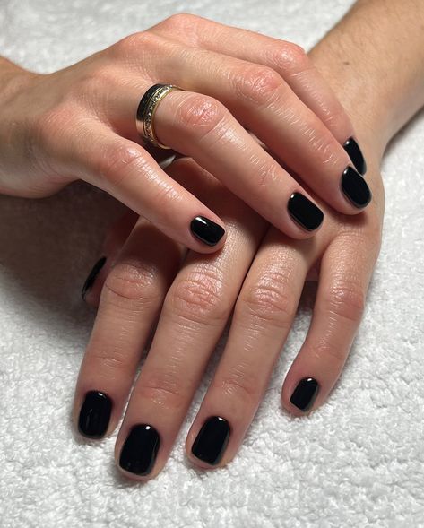 Black Shellac Nails Short, Black Nail Polish Aesthetic, Short Black Gel Nails, Black Dress Nails, Black Gel Nails Short, Black Manicure Short, Black Shellac Nails, Black Nails Aesthetic, Short Black Nails