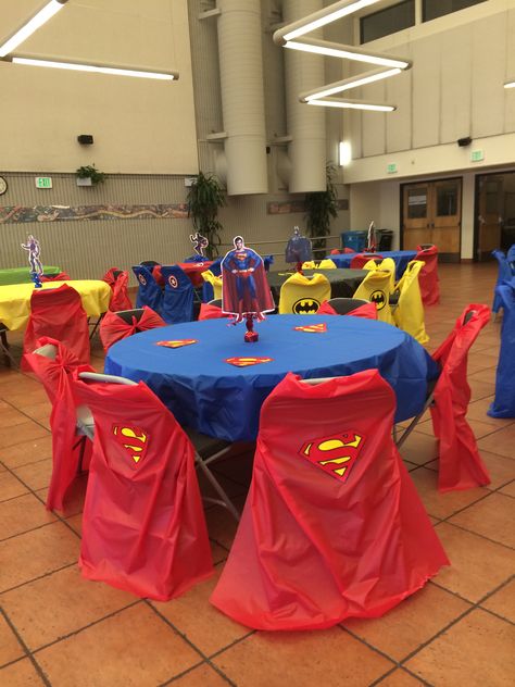 Super Man Table. I used plastic covers and made capes for the chair covers. Super Hero Table Decoration, Marvel Table Decorations, Superhero Table Decor, Super Hero Table Decor, Super Hero Party Decorations, Superman Party Decorations, Woman Superhero, Superman Birthday Party, Superman Party