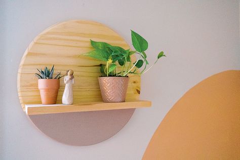 Simple DIY round wall shelf that you need in your home - If Only April Diy Round Shelf, Entryway Organizer Diy, Circle Wall Shelf, Round Wall Shelf, Round Wall Shelves, Circle Shelf, Round Shelf, Toy Shelves, Diy Wall Shelves