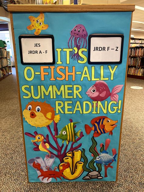 Tails and Tales Summer Reading 2021. Fish children's library endcap display. Books. Sea Creatures. End Of School Year Library Displays, Summer Library Display Ideas, Summer Library Displays, September Book Displays Library, Ocean Library Display, Library Summer Display, Endcap Display, Book Area, O Fish Ally