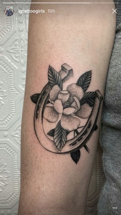 love this😍😍 Big Arm Tattoos Women, Womanhood Tattoo, Horseshoe Tattoo With Flowers, Horseshoe Tattoo, Tattoo With Flowers, Horse Shoe Tattoo, Flowers Simple, Bigger Arms, Best Friend Tattoos