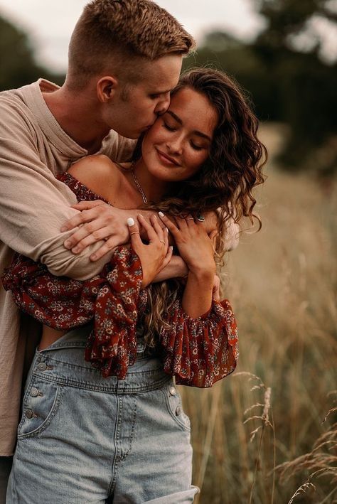 Couple Field Photoshoot Summer, Playful Engagement Photos, Couple Shooting Outdoor, Couple Photoshoot Poses Natural, Outdoor Couple Photoshoot Ideas, Couple Fall Photoshoot, Autumn Shoot, Playful Couple, Photoshoot Tips