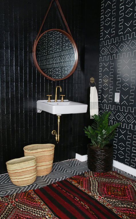 black bathroom Black Powder Room, African Interior Design, Bilik Air, Gold Faucet, African Inspired Decor, Bohemian Bathroom, African Interior, Bad Inspiration, African Home Decor