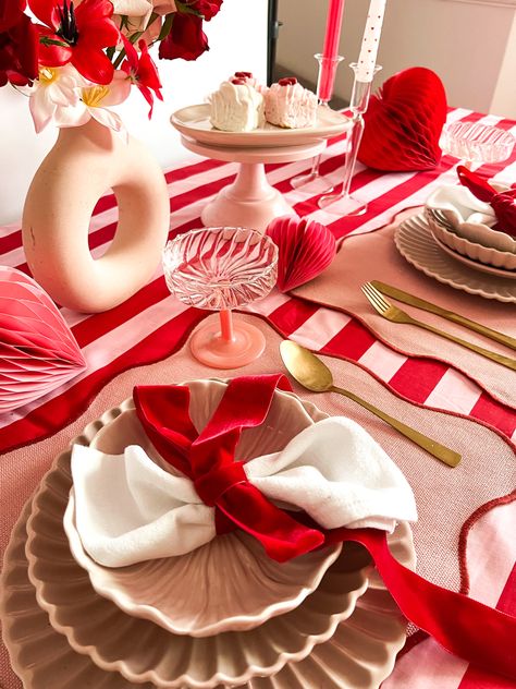 A fun red and pink table setting perfecf for #valentines #valentinesday #tabledecor #table #tablescape Pink Red Christmas Table Setting, Pink Red White Table Setting, Christmas Table Settings Colourful, Red And Pink Christmas Tablescape, Pink And Red Dinner Table Decor, Pink And Red Christmas Table Setting, Christmas Table Pink, Pink And Red Christmas Table Decor, Pink Red Christmas Table