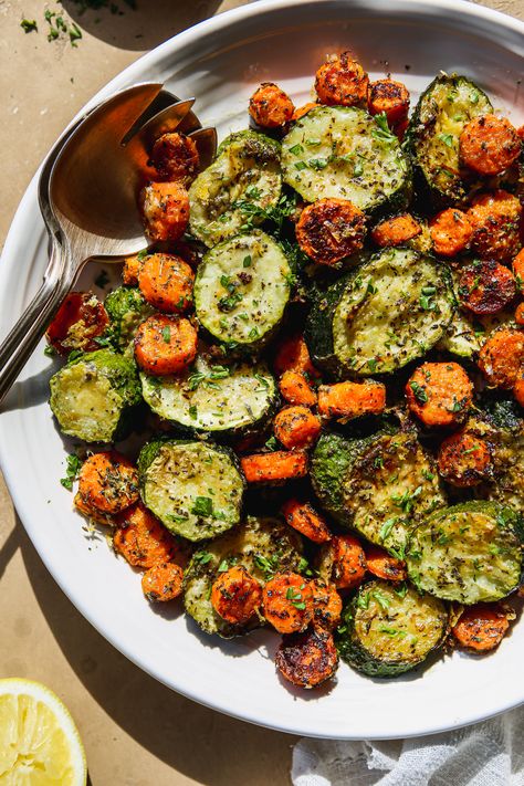 Roasted Carrots & Zucchini (Easy Side Dish!) Healthy Side Veggies, Carrot And Zucchini Recipes, Zuccini Sides Dishes Easy, Mediterranean Diet Side Dishes, Zuccini Sides Dishes, Herb Roasted Carrots, Carrot Bake, Easy Roasted Carrots, Fluffy Food