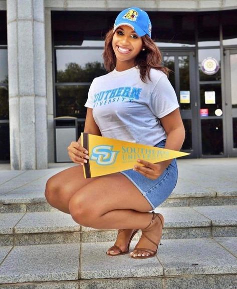 Welcome To The Bluff Diamond Harris Southern University and A&M College - Baton Rouge, LA 💙💛 Southern University Baton Rouge, Southern University Graduation Pictures, College Lifestyle, College Pictures, Girl Graduation, Southern University, University Graduation, Graduation Pictures, Dream Board