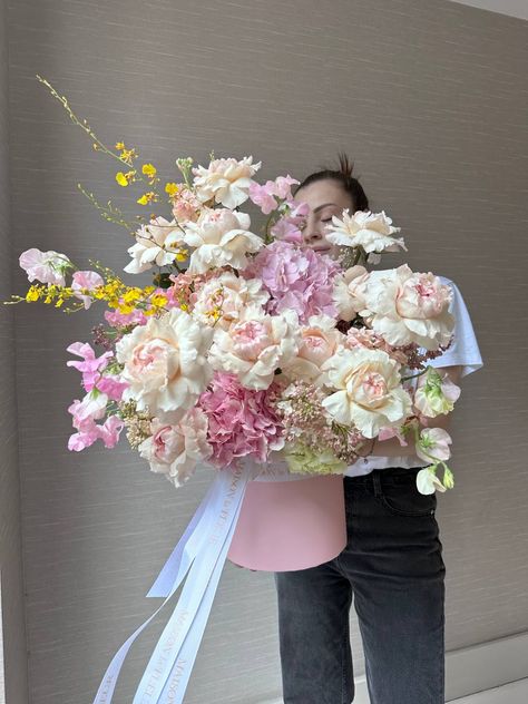 Oriental tale - garden roses, hydrangea, Oncidium, long stem premium roses Big Flower Bouquet, Bouquet Flores, Prettiest Flowers, Big Bouquet, Luxury Flower Bouquets, Hydrangea Bouquet, Prettiest Bouquet, Boquette Flowers, Flowers Bouquet Gift