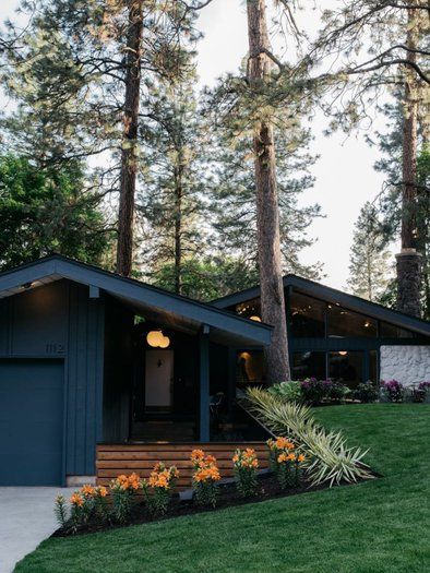 This Moritz Kundig-designed midcentury Receives a Modern Transformation - Mid Century Home Mid Century Lake House Exterior, Dark Blue Mid Century House Exterior, Midcentury Modern Ranch House, Midcentury Lakehouse, Mid Century Modern Lake House, 1970s House Exterior, Midcentury Modern House Exterior, Bungalow Addition, Mid Century Modern Homes Exterior