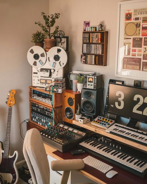 GEAR EUPHORIA (@geareuphoria) • fotos e vídeos do Instagram Music And Study Room, Apartment Recording Studio, Guitar Studio Aesthetic, Home Audio Studio, Tiny Music Room, Bedroom With Music Studio, Bedroom Ideas Photos, At Home Music Studio Ideas, Music Studio Bedroom Ideas