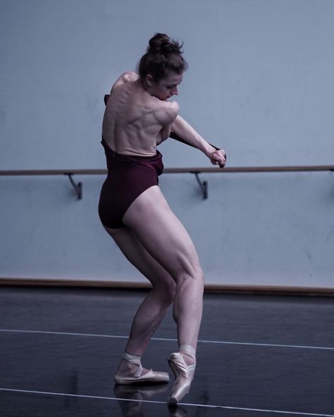 Ballerina Legs Muscle, Ballerina Back Muscles, Ballerina Physique, Muscular Ballerinas, Ballerina Muscles, Ballerina Anatomy, Ballet Muscles, Dancer Muscles, Pointing Pose