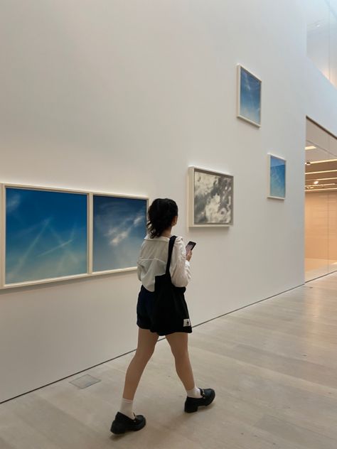 Art Exhibition Photo Ideas, Exhibition Pose Ideas, Art Gallery Pose Ideas, Art Gallery Photoshoot Ideas, Art Gallery Poses, Exhibition Outfit Ideas, Art Museum Outfit Ideas, Museum Pose Ideas, Art Exhibition Outfit Ideas