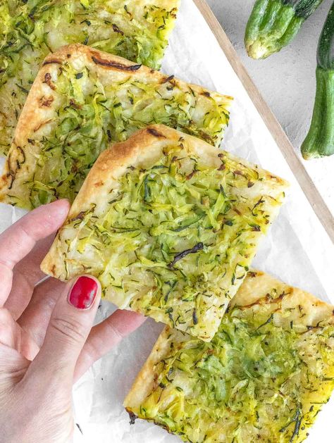 Zucchini Focaccia, Italian Focaccia Recipe, Easy Focaccia Recipe, Best Zucchini Recipes, Plant Based School, Zucchini Recipes Healthy, Easy Zucchini Recipes, Focaccia Bread Recipe, How To Cook Zucchini