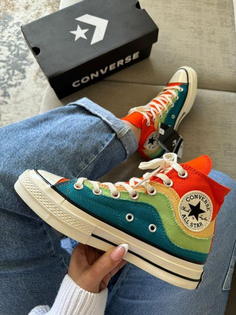 Shoes Wallpaper Aesthetic, Converse Colors, Cute Converse Shoes, Cool Converse, Converse Aesthetic, Pretty Sneakers, Cute Converse, Diy Sneakers, Preppy Shoes