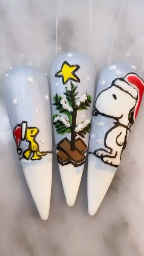 uniquelee_mee on Instagram: How cute is this? ☺️#Woodstock and #snoopy #holiday #holidayseason #holidaynails #holidaynails💅 #holidaynailart #snoopynails… Charlie Brown Nail Art, Snoopy Acrylic Nails, Christmas Character Nail Art, Peanuts Christmas Nails, Christmas Cartoon Nails, Snoopy Nails Christmas, Charlie Brown Thanksgiving Nails, Snoopy Christmas Nails, Charlie Brown Christmas Nails