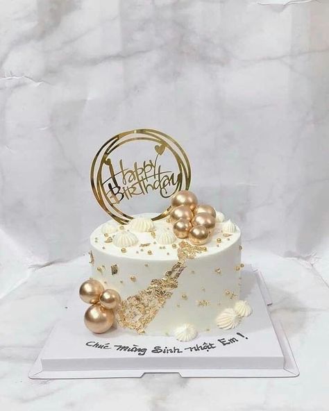 Cool 50th Birthday Cakes, White And Gold Single Tier Cake, Gold And White Cake Design, Golden Cake Designs Birthday, Simple Cakes For Women Birthdays, Golden Bday Cake, Cake Golden Birthday, White And Gold Birthday Cakes For Women, Gold Cakes Birthday