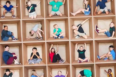 Box Group Photo, Box Family Photoshoot, In The Box Photography Diy, In A Box Photoshoot, Box Photoshoot Ideas, Box Christmas Photography, Box Pictures Ideas, Box Photography Ideas, Photo Box Ideas