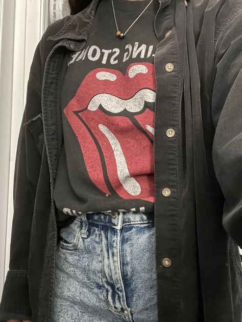 Graphic Tee And Jacket Outfit, Graphic Tee Bar Outfit, Band Shirts Outfits Aesthetic, Casual Band Tee Outfit, Band Tee Outfits Fall, Band Tshirt Outfit Aesthetic, Graphic Tee Winter Outfit, Band Tees Aesthetic, Grunge Outfits Band Tees