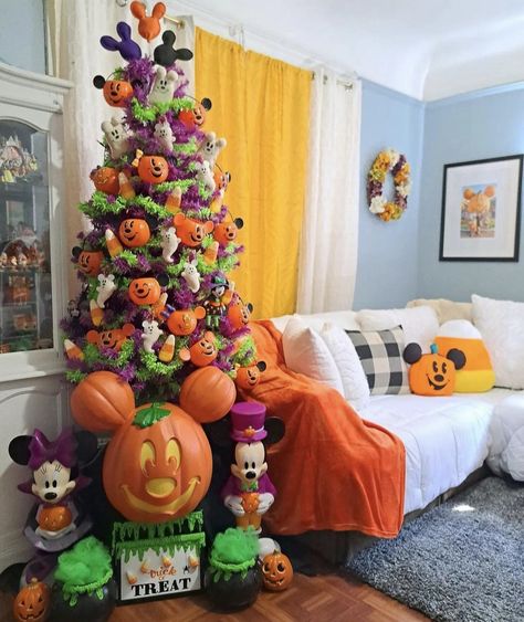 Disney Halloween Decor, Disney At Home, Casa Disney, Disney Halloween Decorations, Halloween Christmas Tree, Days Until Halloween, Mouse Pictures, Kid Friendly Halloween, Mickey Mouse Halloween