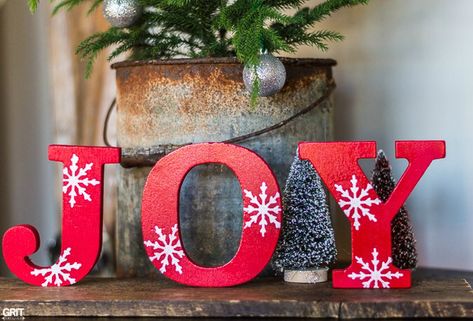 Christmas Joy Sign, Wooden Letter Ideas, Wooden Letters Decorated, Christmas Signs Diy, Joy Sign, Wood Christmas Tree, Funky Junk, Christmas Lettering, Christmas Wood