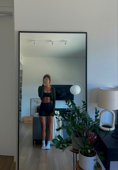 lulu wunder train shorts, gap body bralette 🧍🏽‍♀️#lululemon #inspo Gymwear Outfits, Corps Parfait, Wunder Train, Cute Gym Outfits, Gym Fits, Workout Fits, Fitness Inspiration Body, Healthy Girl, Healthy Lifestyle Inspiration