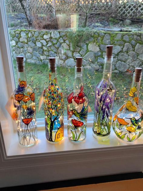 Tre Kunst, Diy Para A Casa, Dekorasi Bohemia, Layers Short, Painted Bottles, Hand Painted Bottles, Glass Bottle Diy, Diy Glass Bottle Crafts, Glass Bottles Art