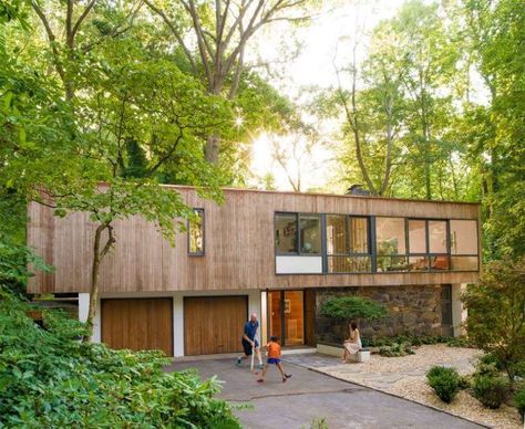 Mid-century house renovation - front facade #fachadasminimalistas Mid Century Modern Exterior, Front Facade, Japanese Home Design, Japanese Home, Walter Gropius, Long Island New York, Mid Century Architecture, Bauhaus Style, House Renovation