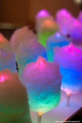 Cotton candy on a glow stick!!!  Love it!! Glow Games, Bar A Bonbon, Ge Bort, Glow Stick, Festa Party, Glow Party, Neon Party, Glow Sticks, Ideas Party